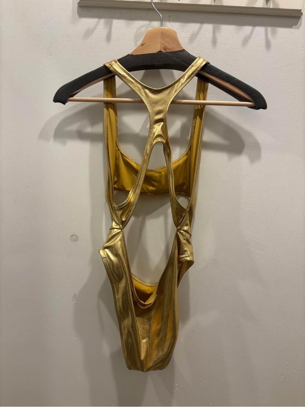 SKIMS Gold Metallic Racerback Bikini Top - Picture 3 of 4